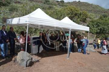 Emotivo acto de descubrimiento de la placa del pasaje que recuerda al periodista Adolfo Santana en Cernícalos (Foto TA)